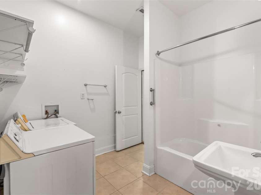 424 Rollingbrook Road, Kings Mountain, NC 28086.  MLS# CAR4318684, YatesRealty ID 3237. Secondary living quarter bathroom / laundry