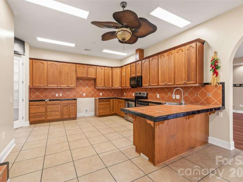 424 Rollingbrook Road, Kings Mountain, NC 28086.  MLS# CAR4318684, YatesRealty ID 3237. Spacious kitchen with ample cabinetry, tile flooring, and center island.