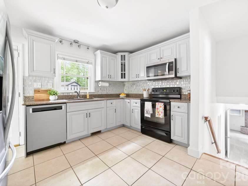 6209 Candlewood Drive, Charlotte, NC 28210.  MLS# CAR4390750, YatesRealty ID 32370. 
