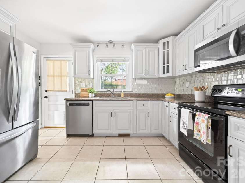 6209 Candlewood Drive, Charlotte, NC 28210.  MLS# CAR4390750, YatesRealty ID 32370. 