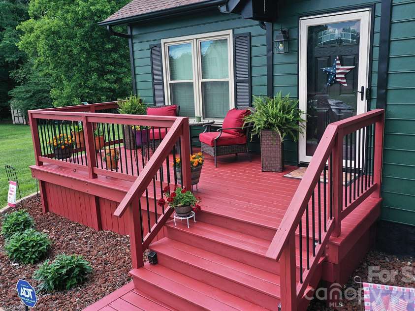 5438 Winding Oak Drive, Hickory, NC 28602.  MLS# CAR4385576, YatesRealty ID 32371. 