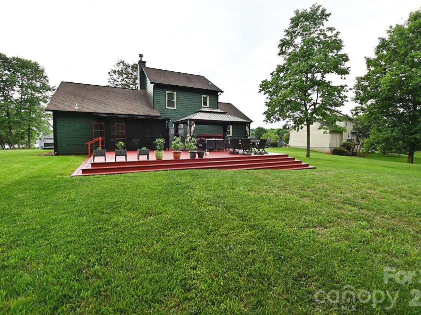 5438 Winding Oak Drive, Hickory, NC 28602.  MLS# CAR4385576, YatesRealty ID 32371. 