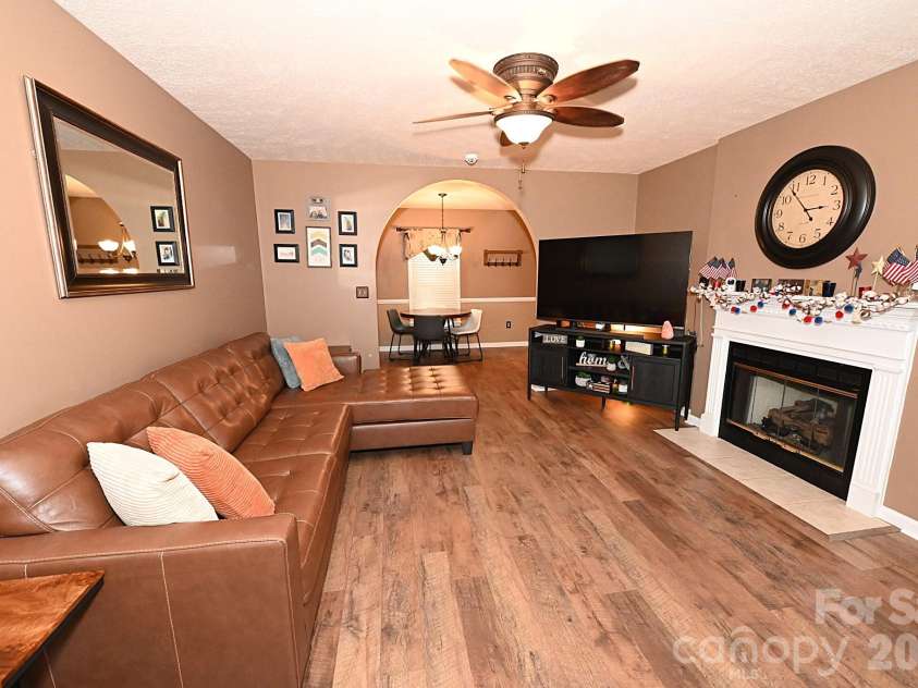 5438 Winding Oak Drive, Hickory, NC 28602.  MLS# CAR4385576, YatesRealty ID 32371. 