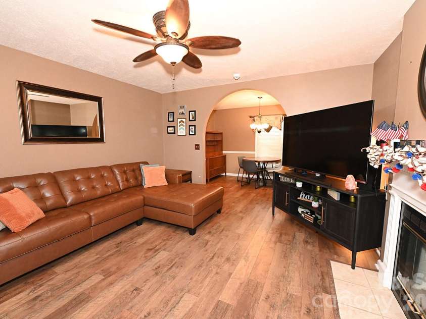 5438 Winding Oak Drive, Hickory, NC 28602.  MLS# CAR4385576, YatesRealty ID 32371. 
