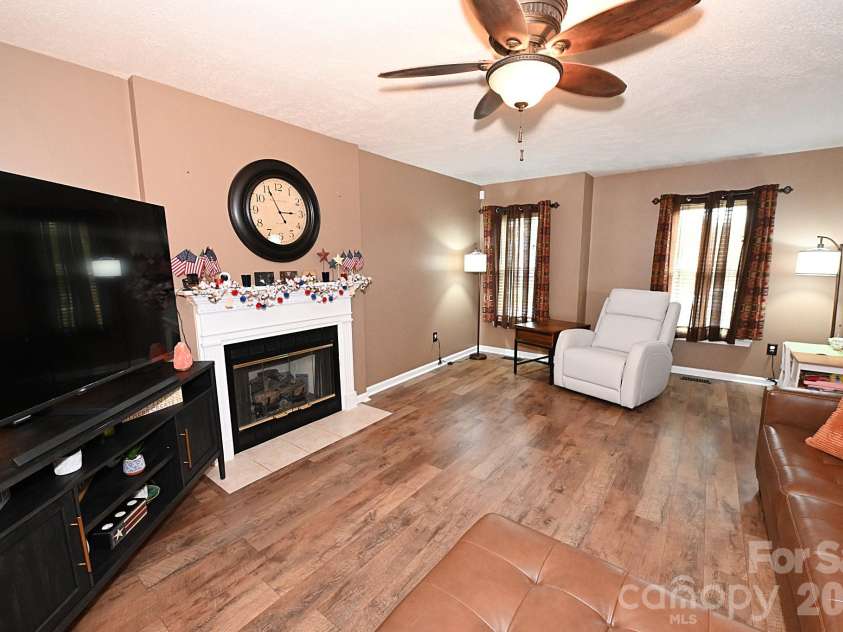 5438 Winding Oak Drive, Hickory, NC 28602.  MLS# CAR4385576, YatesRealty ID 32371. 