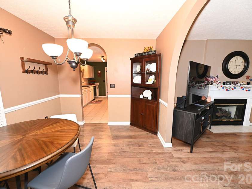 5438 Winding Oak Drive, Hickory, NC 28602.  MLS# CAR4385576, YatesRealty ID 32371. 