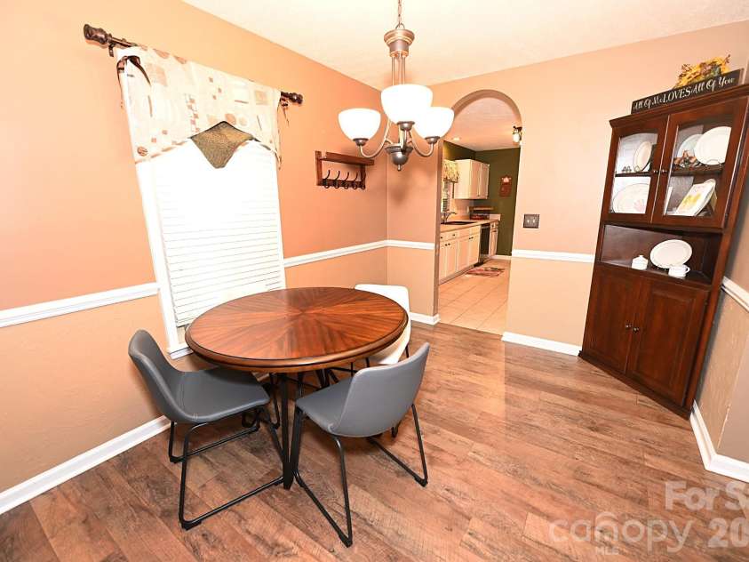 5438 Winding Oak Drive, Hickory, NC 28602.  MLS# CAR4385576, YatesRealty ID 32371. 