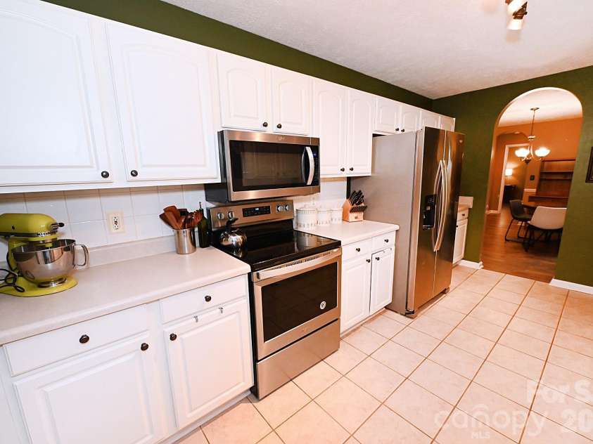 5438 Winding Oak Drive, Hickory, NC 28602.  MLS# CAR4385576, YatesRealty ID 32371. 