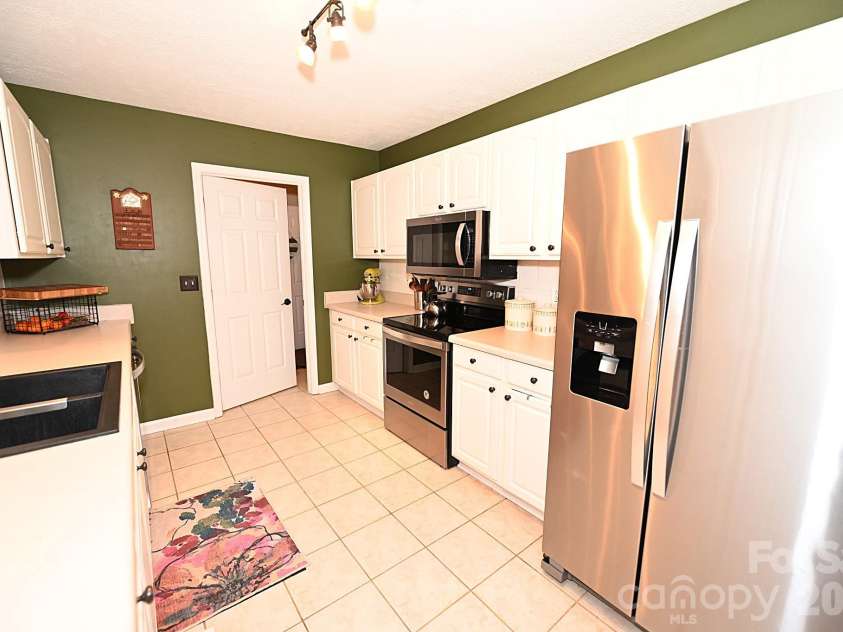 5438 Winding Oak Drive, Hickory, NC 28602.  MLS# CAR4385576, YatesRealty ID 32371. 