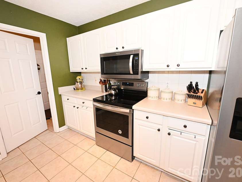 5438 Winding Oak Drive, Hickory, NC 28602.  MLS# CAR4385576, YatesRealty ID 32371. 
