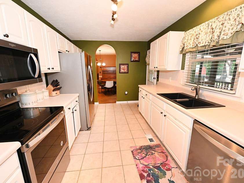 5438 Winding Oak Drive, Hickory, NC 28602.  MLS# CAR4385576, YatesRealty ID 32371. 