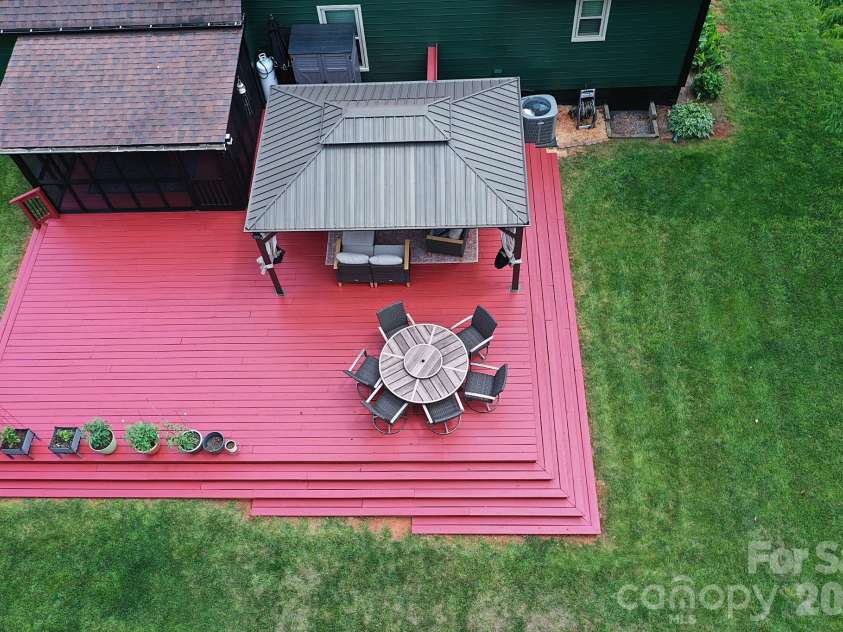 5438 Winding Oak Drive, Hickory, NC 28602.  MLS# CAR4385576, YatesRealty ID 32371. 