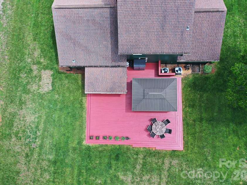 5438 Winding Oak Drive, Hickory, NC 28602.  MLS# CAR4385576, YatesRealty ID 32371. 