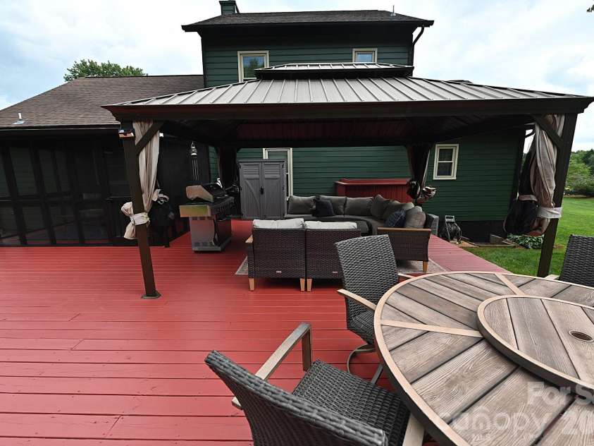5438 Winding Oak Drive, Hickory, NC 28602.  MLS# CAR4385576, YatesRealty ID 32371. 