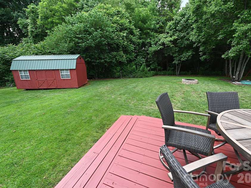 5438 Winding Oak Drive, Hickory, NC 28602.  MLS# CAR4385576, YatesRealty ID 32371. 