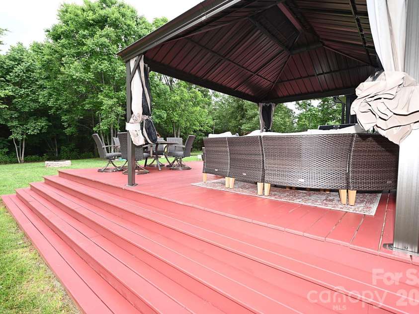5438 Winding Oak Drive, Hickory, NC 28602.  MLS# CAR4385576, YatesRealty ID 32371. 