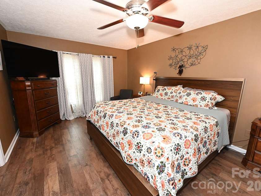 5438 Winding Oak Drive, Hickory, NC 28602.  MLS# CAR4385576, YatesRealty ID 32371. 