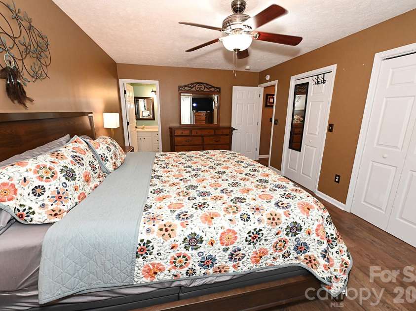 5438 Winding Oak Drive, Hickory, NC 28602.  MLS# CAR4385576, YatesRealty ID 32371. 