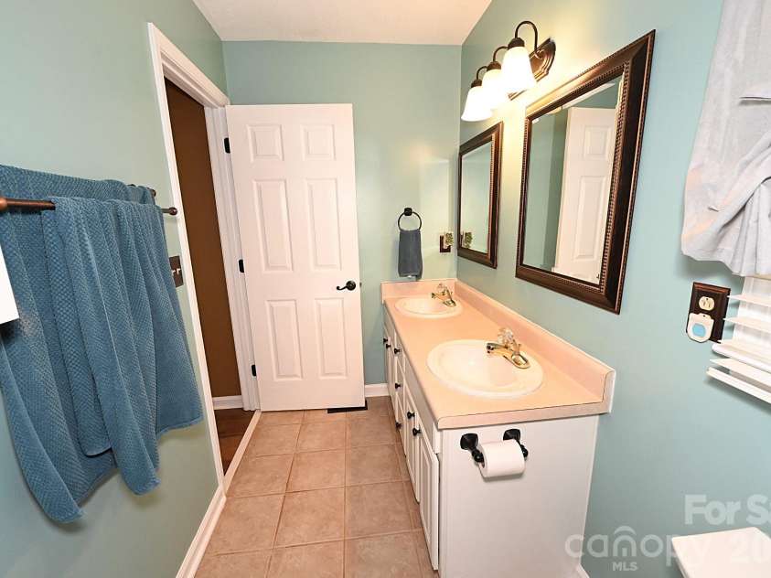 5438 Winding Oak Drive, Hickory, NC 28602.  MLS# CAR4385576, YatesRealty ID 32371. 