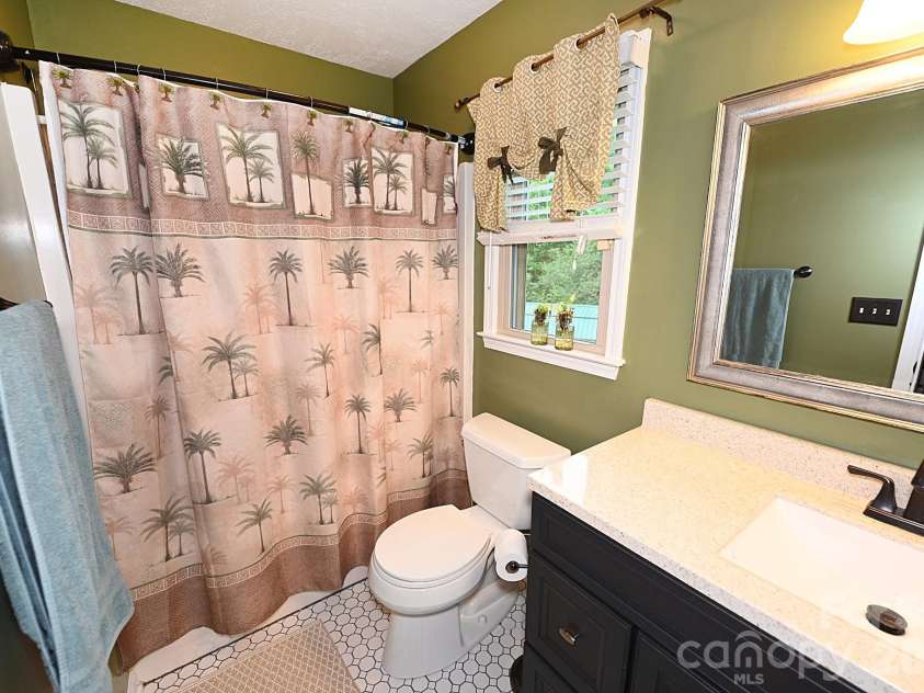 5438 Winding Oak Drive, Hickory, NC 28602.  MLS# CAR4385576, YatesRealty ID 32371. 