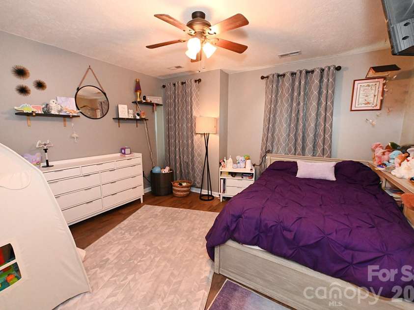 5438 Winding Oak Drive, Hickory, NC 28602.  MLS# CAR4385576, YatesRealty ID 32371. 