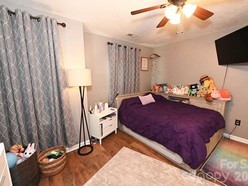 5438 Winding Oak Drive, Hickory, NC 28602.  MLS# CAR4385576, YatesRealty ID 32371. 