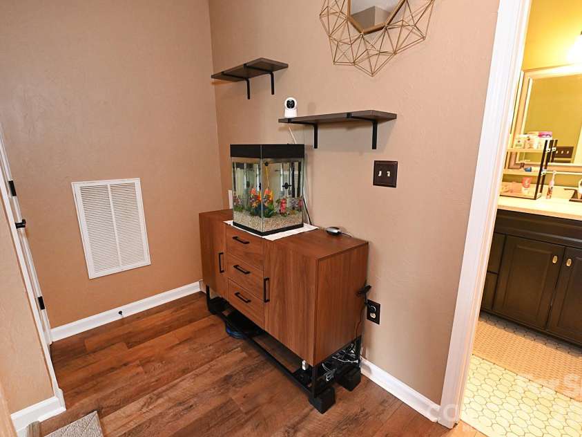 5438 Winding Oak Drive, Hickory, NC 28602.  MLS# CAR4385576, YatesRealty ID 32371. 