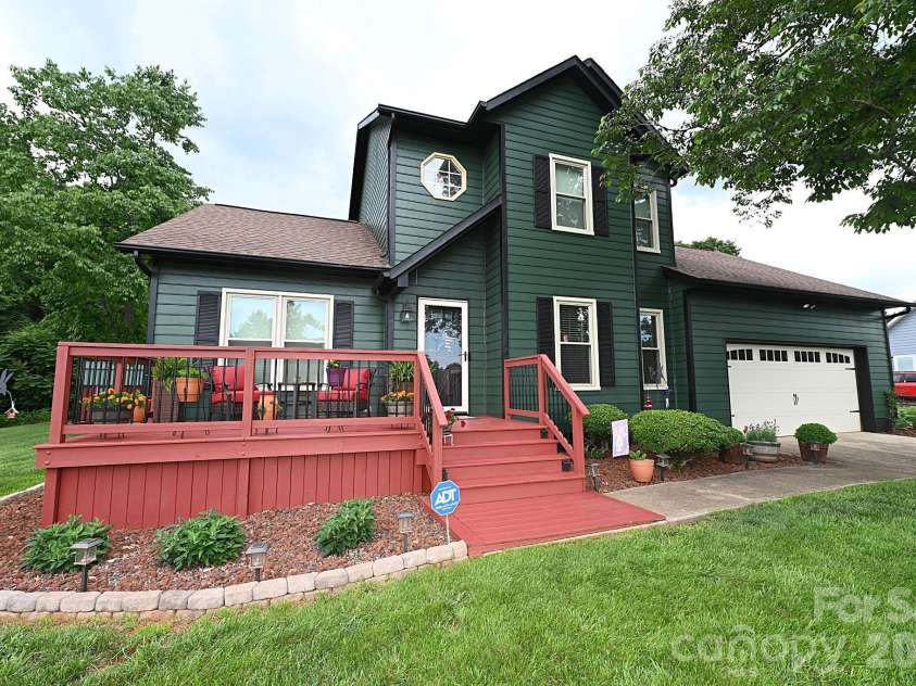 5438 Winding Oak Drive, Hickory, NC 28602.  MLS# CAR4385576, YatesRealty ID 32371. 