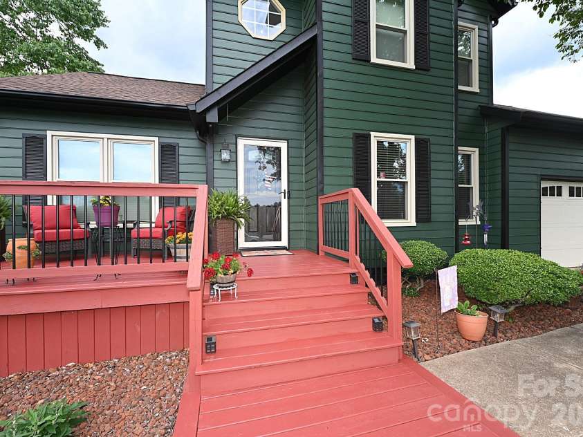 5438 Winding Oak Drive, Hickory, NC 28602.  MLS# CAR4385576, YatesRealty ID 32371. 