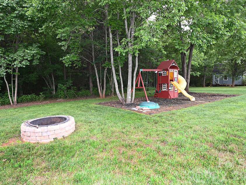 5438 Winding Oak Drive, Hickory, NC 28602.  MLS# CAR4385576, YatesRealty ID 32371. 