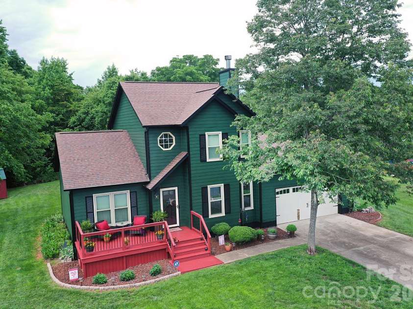 5438 Winding Oak Drive, Hickory, NC 28602.  MLS# CAR4385576, YatesRealty ID 32371. 
