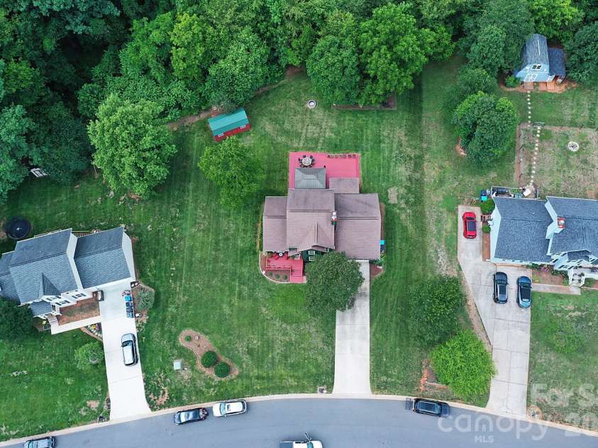 5438 Winding Oak Drive, Hickory, NC 28602.  MLS# CAR4385576, YatesRealty ID 32371. 