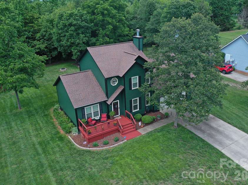 5438 Winding Oak Drive, Hickory, NC 28602.  MLS# CAR4385576, YatesRealty ID 32371. 