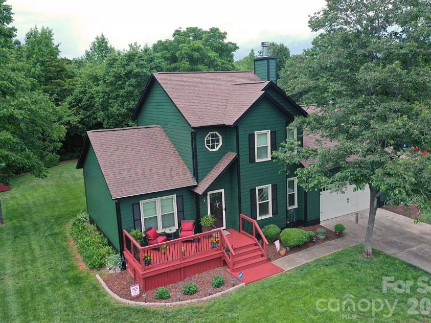 5438 Winding Oak Drive, Hickory, NC 28602.  MLS# CAR4385576, YatesRealty ID 32371. 