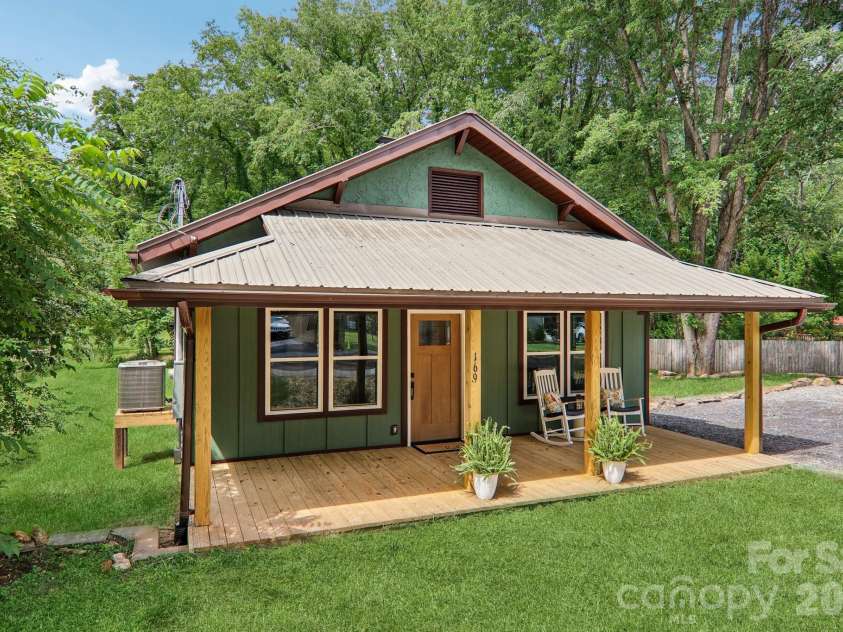 169 East Street, Waynesville, NC 28786.  MLS# CAR4394289, YatesRealty ID 32372. 