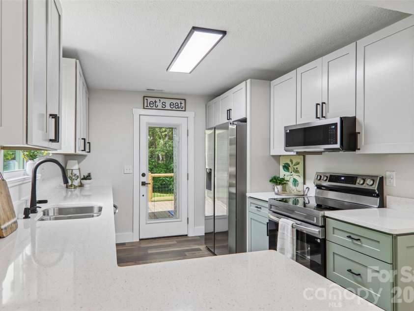 169 East Street, Waynesville, NC 28786.  MLS# CAR4394289, YatesRealty ID 32372. 