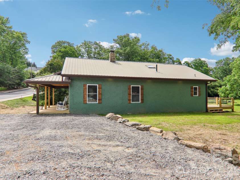 169 East Street, Waynesville, NC 28786.  MLS# CAR4394289, YatesRealty ID 32372. Large circular driveway 