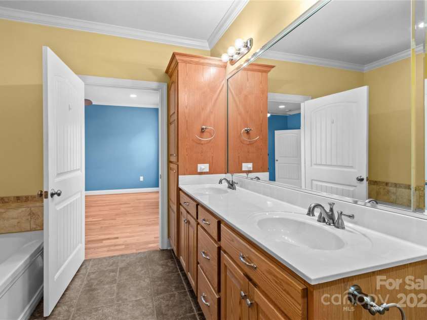 143 Larue Circle, Statesville, NC 28625.  MLS# CAR4287817, YatesRealty ID 32374. Primary Bathroom