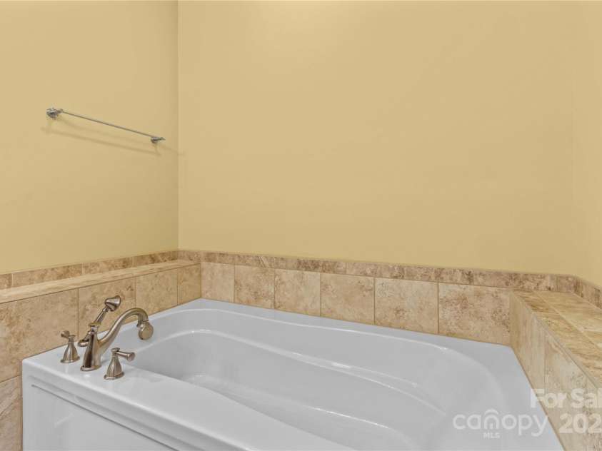143 Larue Circle, Statesville, NC 28625.  MLS# CAR4287817, YatesRealty ID 32374. Primary Bathroom Bathtub