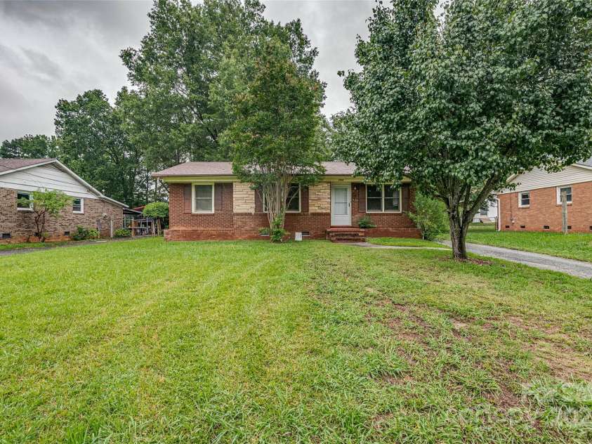 4808 Brooktree Drive, Charlotte, NC 28208.  MLS# CAR4290664, YatesRealty ID 32375. 