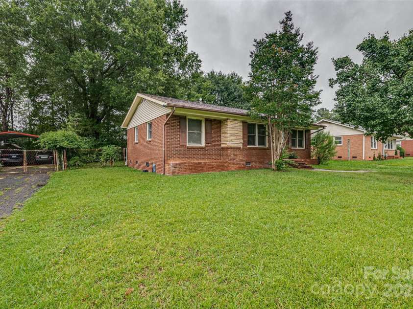 4808 Brooktree Drive, Charlotte, NC 28208.  MLS# CAR4290664, YatesRealty ID 32375. 