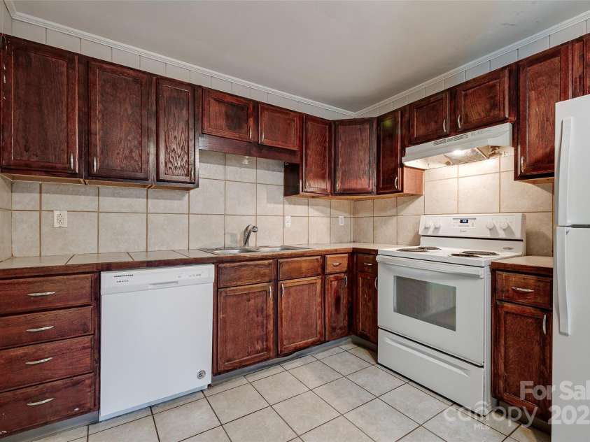 4808 Brooktree Drive, Charlotte, NC 28208.  MLS# CAR4290664, YatesRealty ID 32375. 