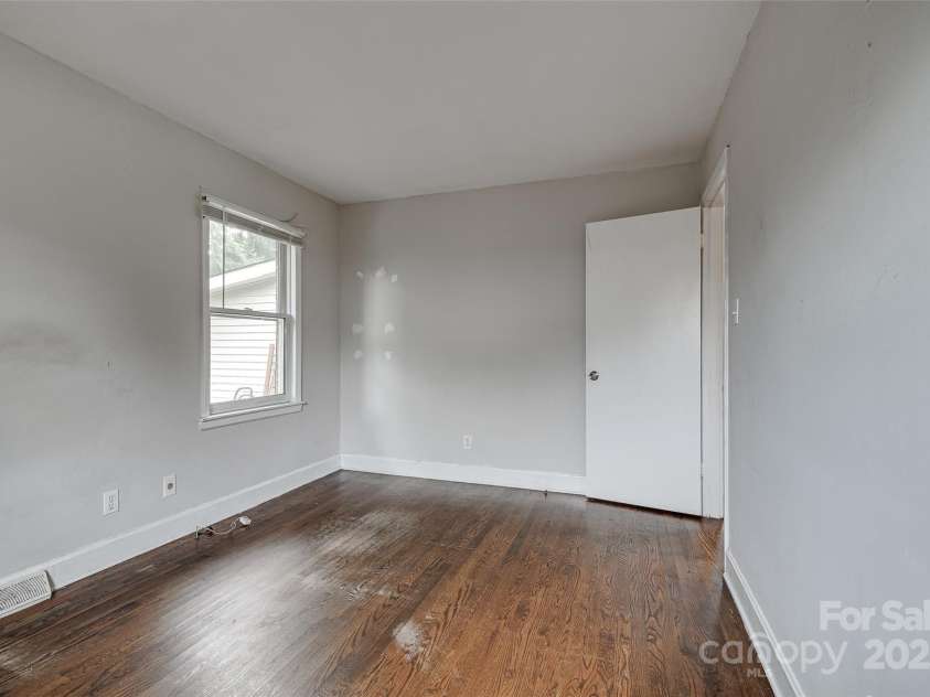 4808 Brooktree Drive, Charlotte, NC 28208.  MLS# CAR4290664, YatesRealty ID 32375. 