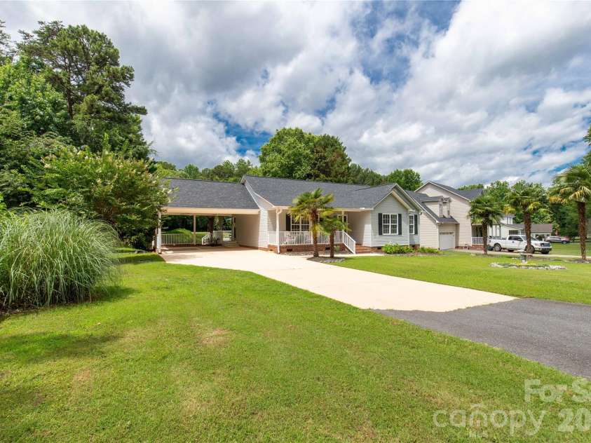 1315 Ridgewood Drive, Rock Hill, SC 29732.  MLS# CAR4393979, YatesRealty ID 32376. 
