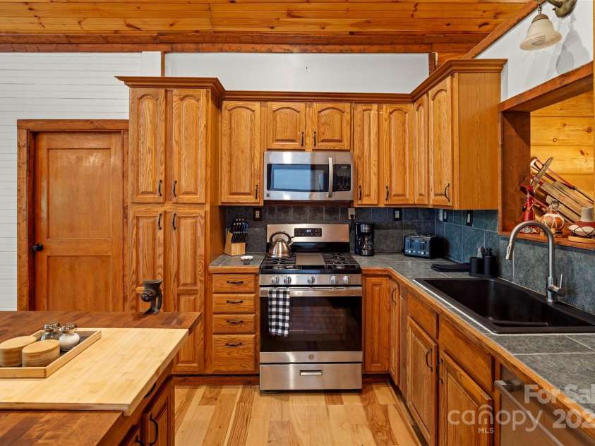 619 Leisure Lane, Burnsville, NC 28714.  MLS# CAR4326174, YatesRealty ID 32376. 