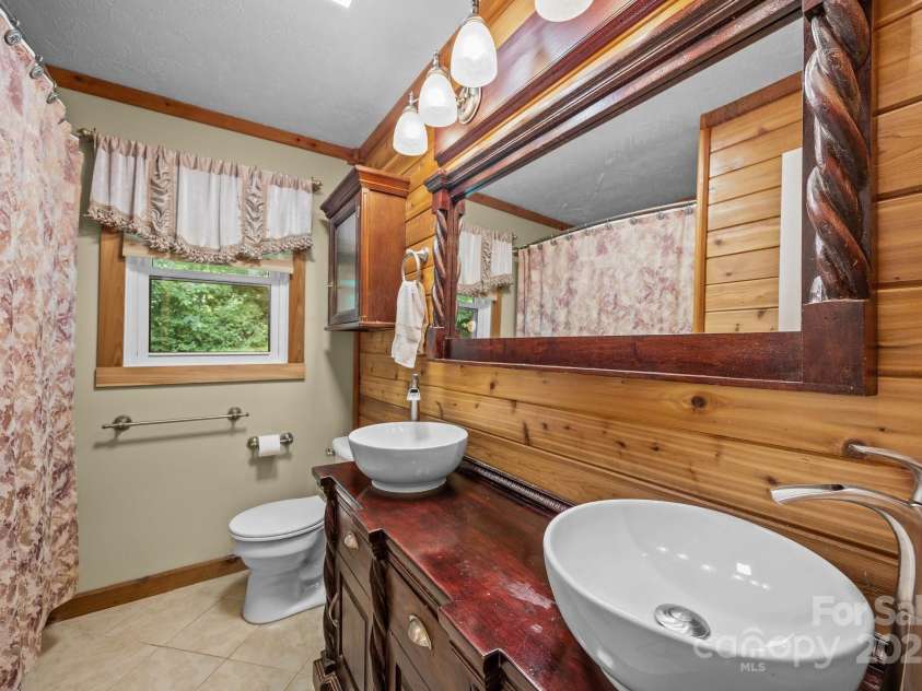 64 Christopher Lane, Sylva, NC 28779.  MLS# CAR4274433, YatesRealty ID 32378. Main Level Full Bathroom with Double Vanity