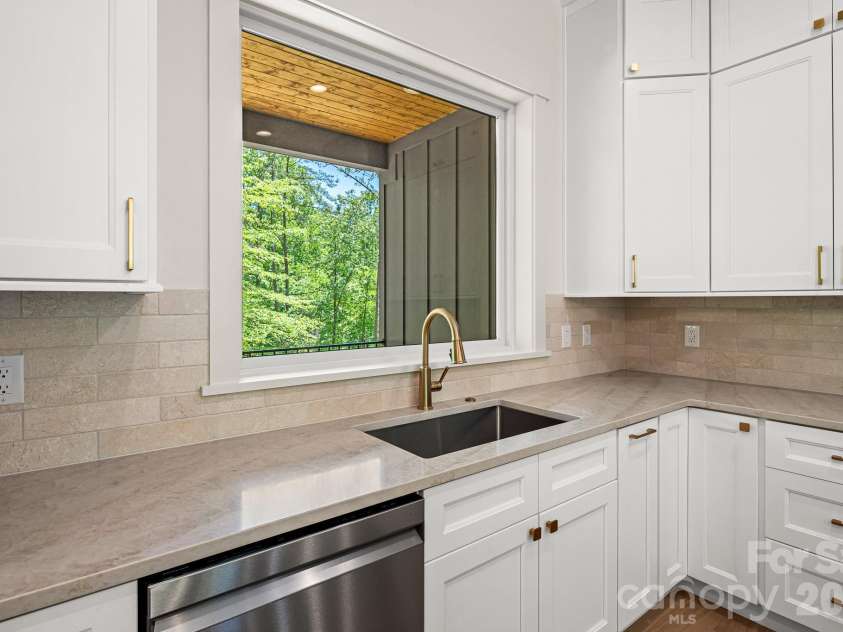 164 Reserve Way, Hendersonville, NC 28792.  MLS# CAR4382882, YatesRealty ID 32379. 