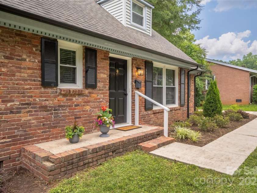 5337 Kildare Drive, Charlotte, NC 28215.  MLS# CAR4276941, YatesRealty ID 32379. 