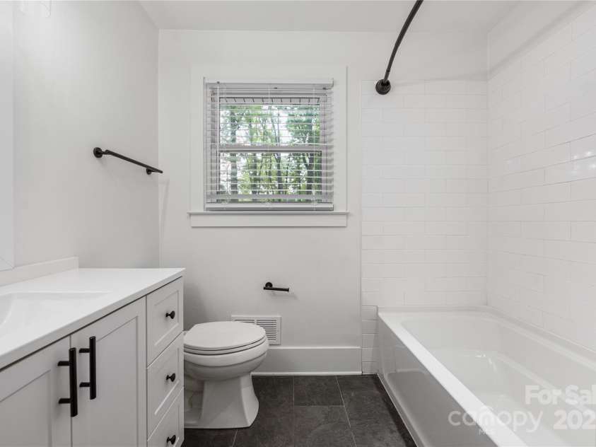 5337 Kildare Drive, Charlotte, NC 28215.  MLS# CAR4276941, YatesRealty ID 32379. Full Bath Main Floor