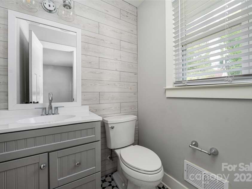 5337 Kildare Drive, Charlotte, NC 28215.  MLS# CAR4276941, YatesRealty ID 32379. Half Bath Main Floor